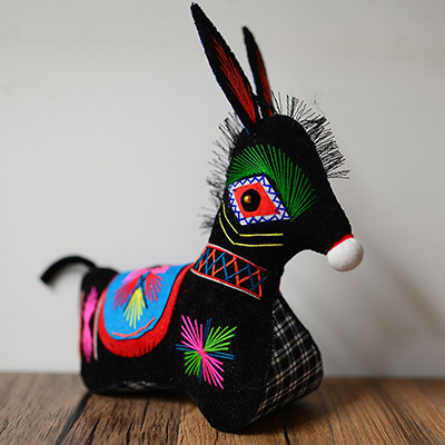 <b>纯手工刺绣小毛驴公仔定制</b>