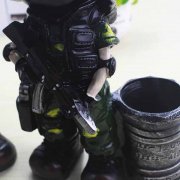 <b>穿越火线笔筒军人摆件定制</b>