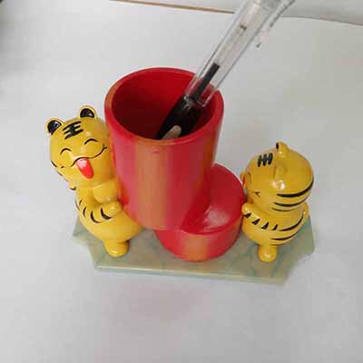 <b>新奇精美的 公仔办公笔筒 文具摆件定制</b>